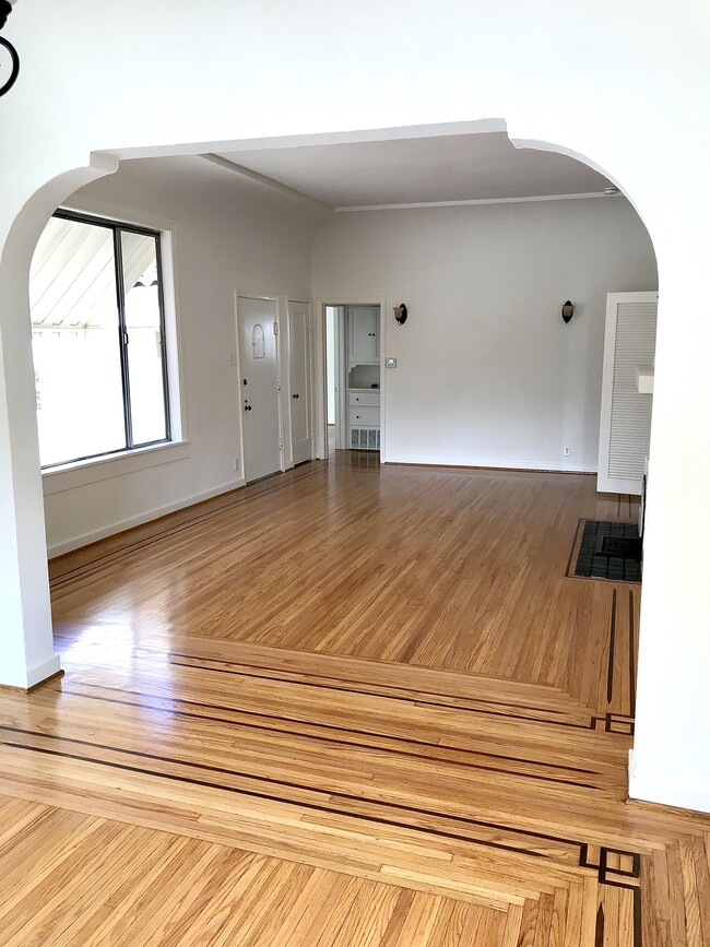 Photo - 2779 Lakewood Ave N