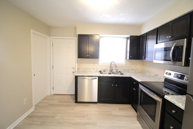 Photo - Updated 2BR/1BA in Gulf Breeze –  Water & Lawn Care Included – Available Now! Unidad C