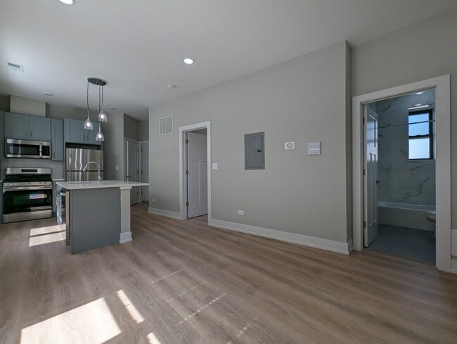 423 W Belden Ave