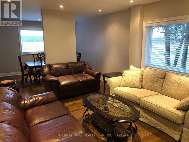 Photo - 489 Kemp Rd W