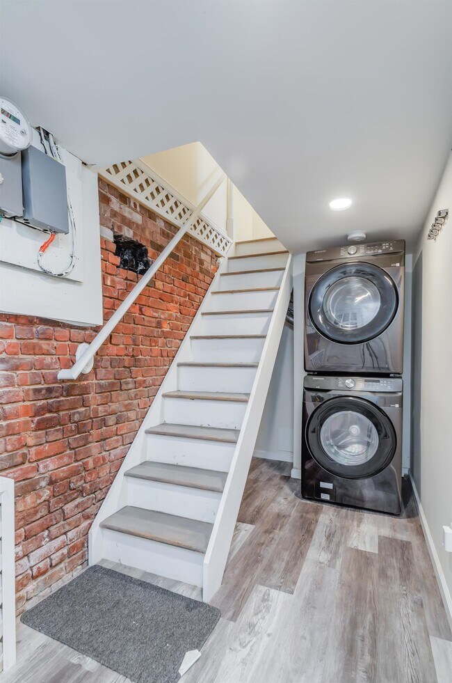 Photo - 232 Pearsall Ave Unidad 1