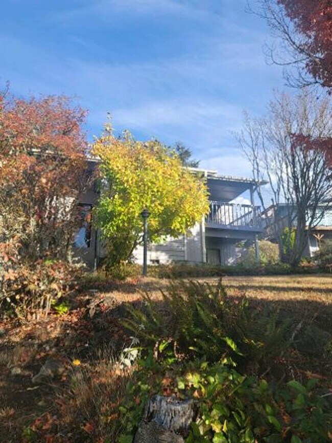 Classic North 4 Bedroom TriLevel w... Rental House Rental in