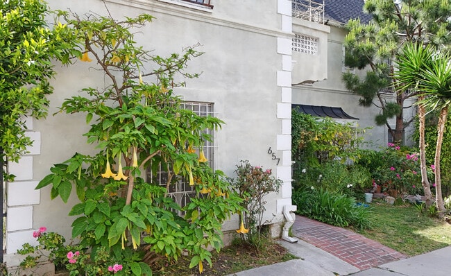 Building Photo - 657 S La Jolla Ave Unit 1