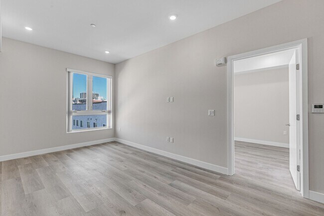 Photo - 825 Coronado-Building