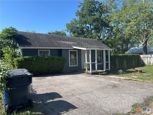 Building Photo - 205 E Pecan St Rental