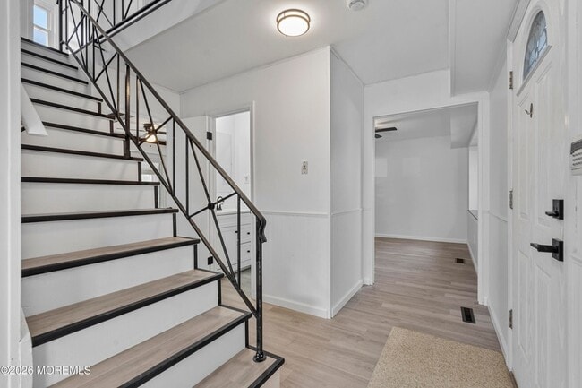 8 Holton Ln