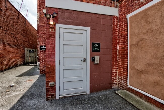 Photo - 159 E King St