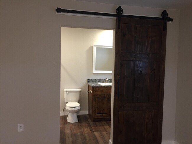 Photo - 501 E Oak Ridge Dr