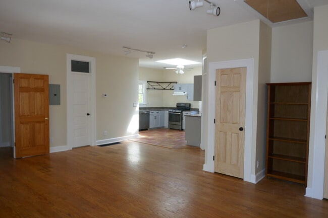 Building Photo - 145 S Columbia Dr Unit B