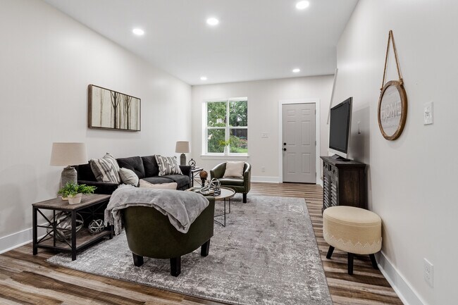 Photo - 3316 Sidney St