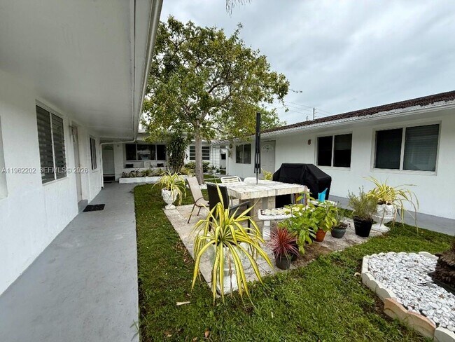 Photo - 823 NE 10th St Unidad 3