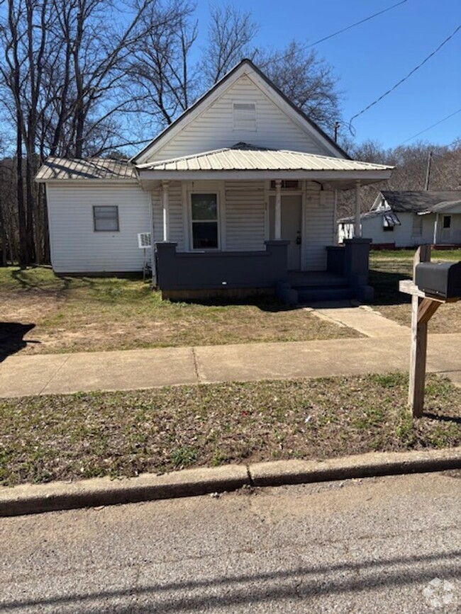Building Photo - 2 Bedrooms and 1 Bath House
