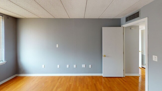 Photo - RARE 2BED 2 BATH in Allston... Don't miss out....