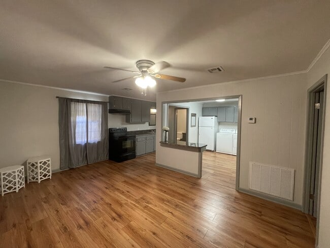 Sala de estar y cocina - 707 S Lewis St Unidad A