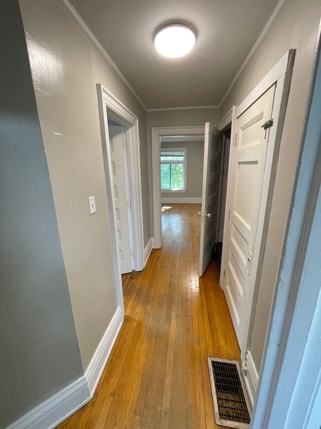 Photo - 2315 Oakes Ave Unit Upper