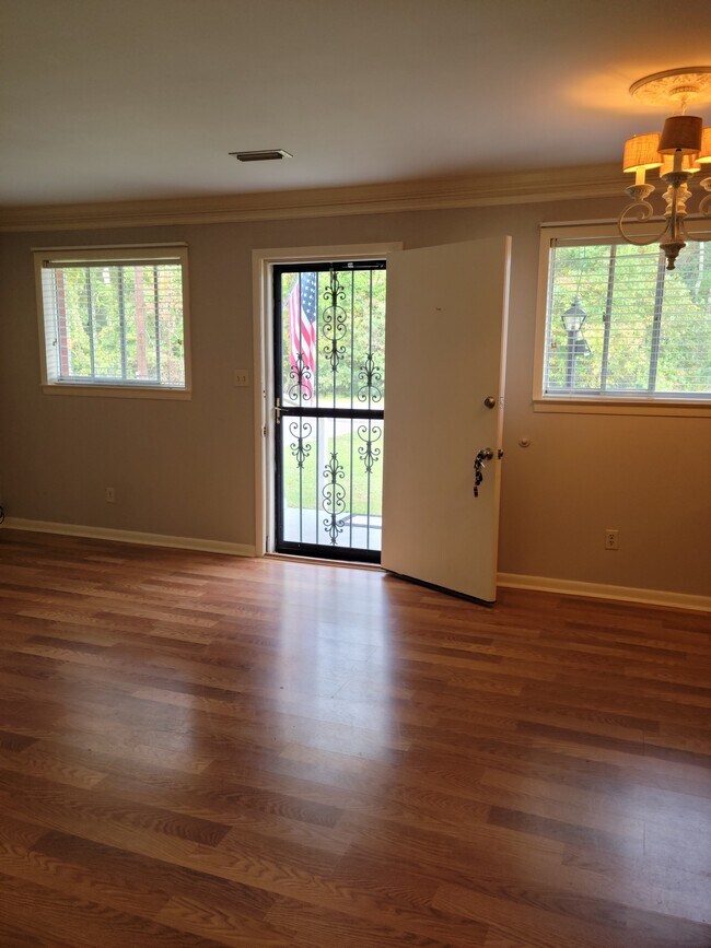 Front Door/Living Room - 214 Moncrief St Unidad COZY