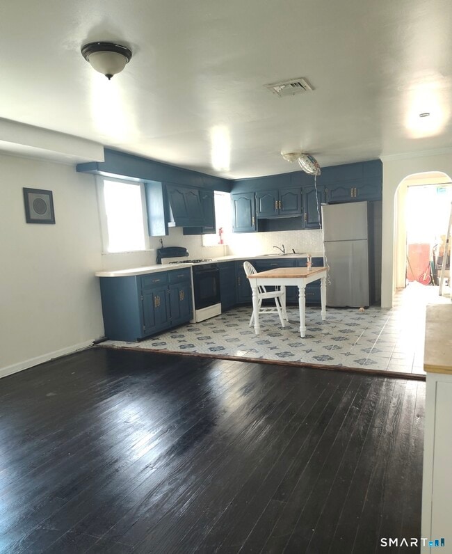 Building Photo - 30 Hawkins St