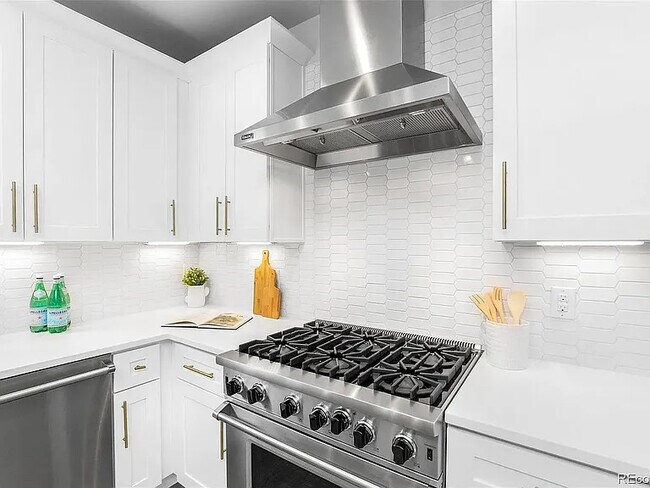 Photo - 2458 Chase St