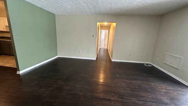 Sala de estar/pasillo - 581 Crown St Unidad #99