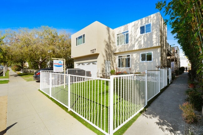 Building Photo - 1127 18th Street, North of Wilshire Blvd! Rental