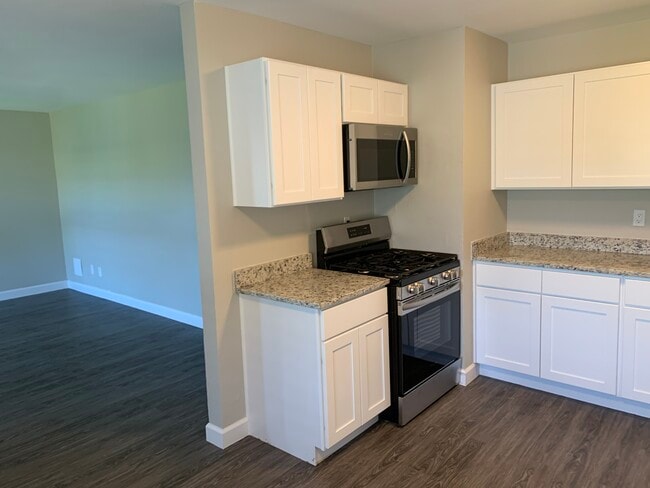 Interiores cálidos y acogedores con superficies elegantes. - High Oaks