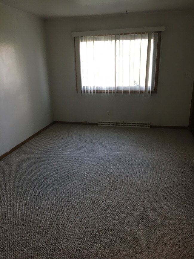 Large living room - 1420 Willow Ln