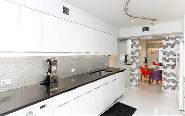 Kitchen - 1111 Crandon Blvd Unidad 303