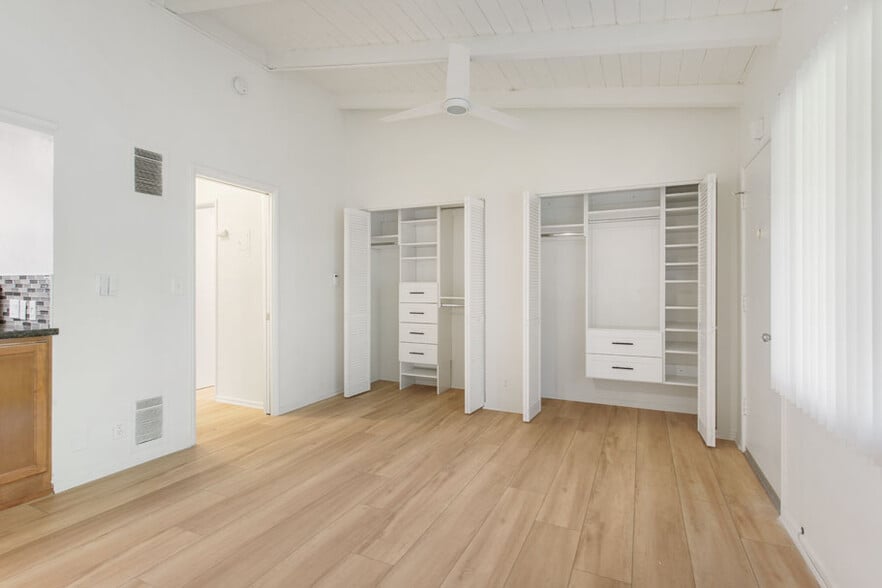 Unit 19 Livingroom & Closet