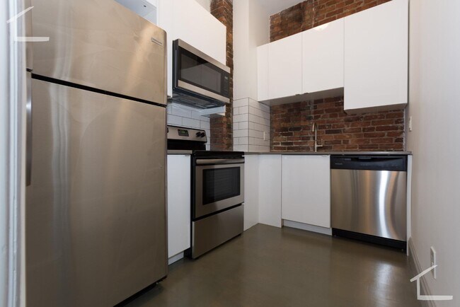 Building Photo - 12 Saint Germain St Unit 1R