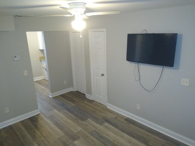 Sala de estar con televisión - 710 North Ave NW