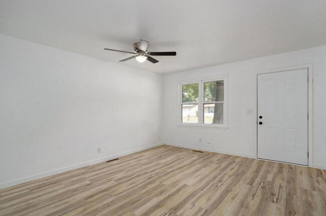 Photo - 2956 W Lynn St