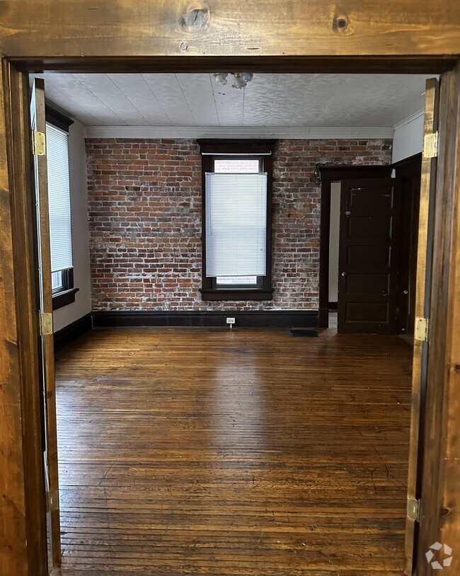 Building Photo - 1638 Summit St Rental
