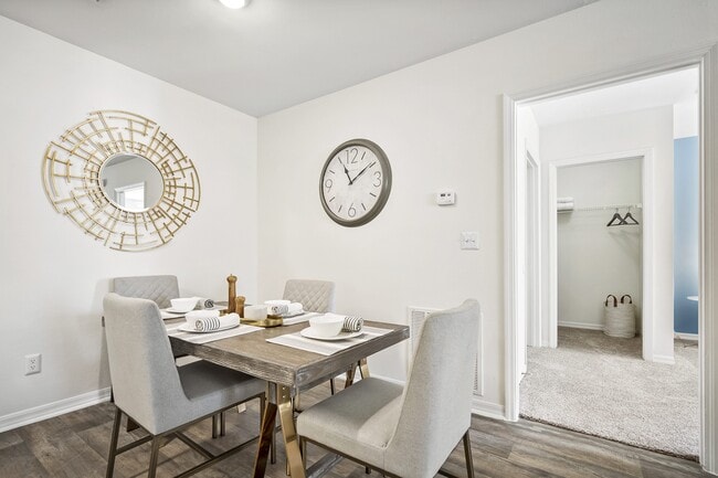 Building Photo - Country Club Lakes