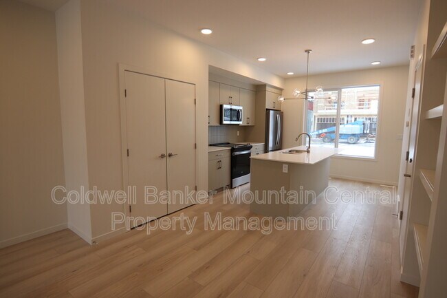 Photo - 343-330 30 St SW