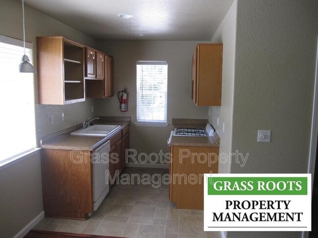 Photo - 305 N School St