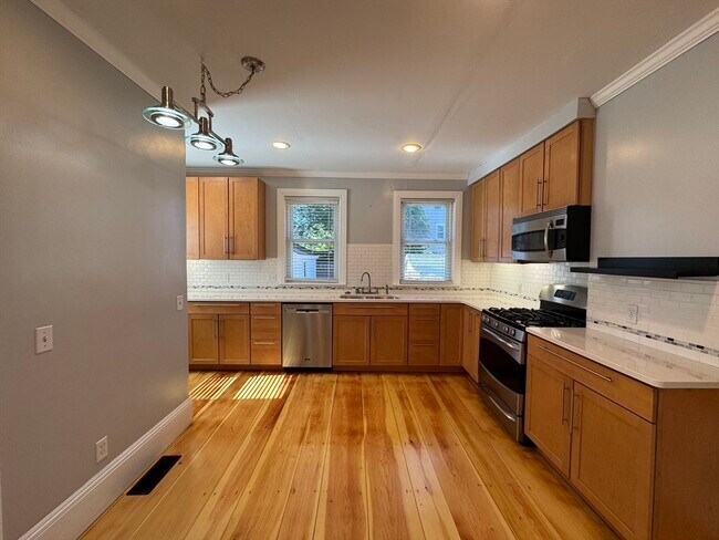 Building Photo - 8 Elmwood St Rental