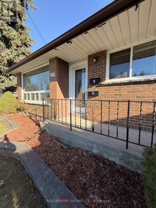 Photo - 653 Athol St E