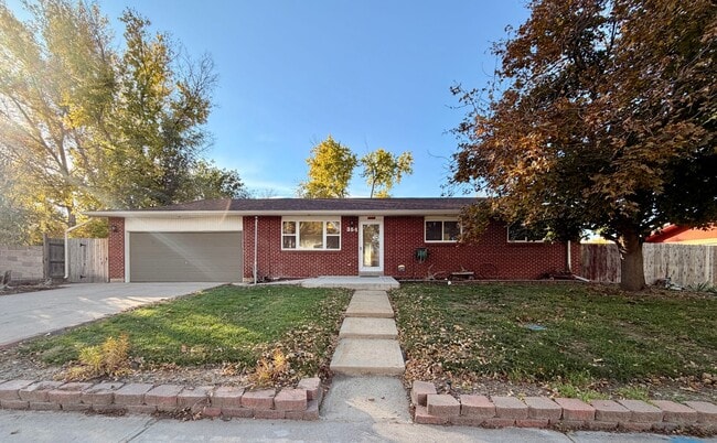 Building Photo - Lovely 5-bedroom, 2¾-bath home located in ...