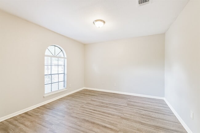 Building Photo - 2714 Foliage Green Dr