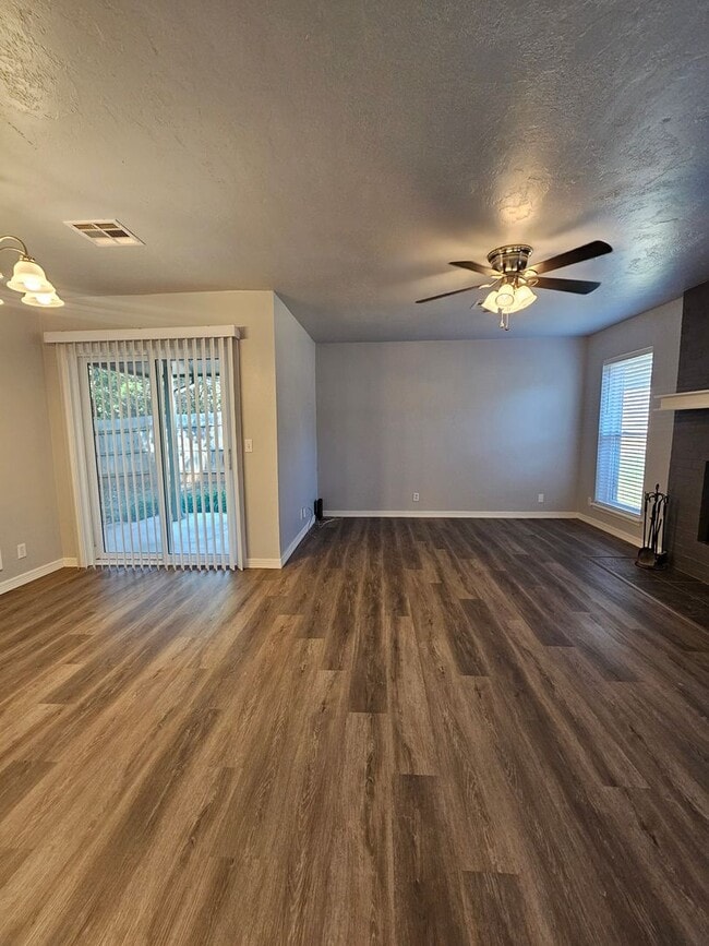 Photo - (3) Bed/(1.5) Bath in Noble Avail NOW!