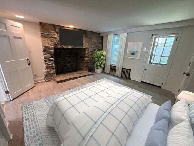 Building Photo - 2 bedroom, 1.5 bath with laundry in Unit 2 Rental