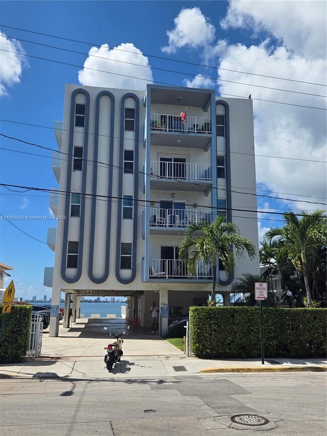 Building Photo - 1790 S Treasure Dr Unit 3B Rental
