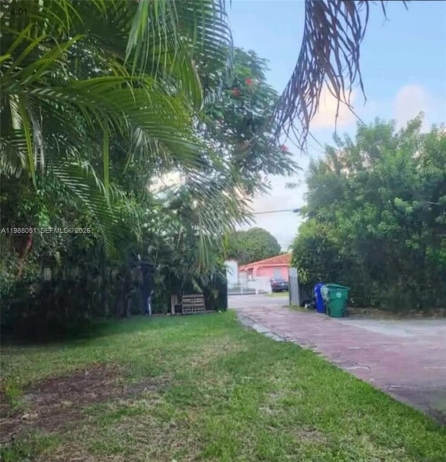 Building Photo - 2952 SW 14th St