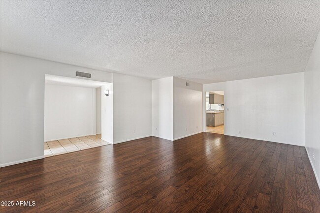 Photo - 516 N Hobson Plaza