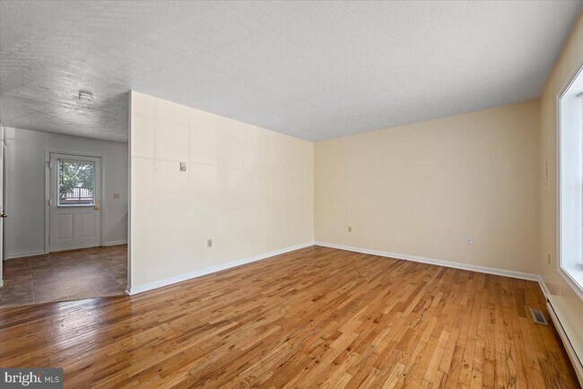 Photo - 214 Waterford Ln