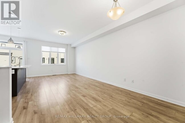 Photo - 573 Lilith St