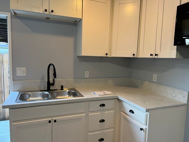 Cocina nueva con vitrocerámica y nevera. - 6006 Donna Ave