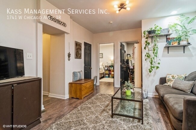 Photo - 1741 W Chicago Ave Unidad 1R