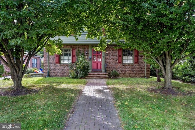 Building Photo - 6 E Chestnut St Rental