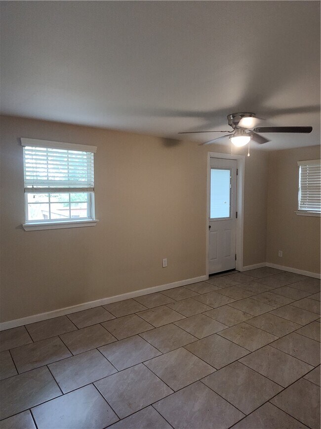 Photo - 1121 S W Ave